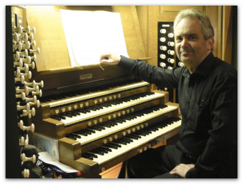 Organist Robin Baggs